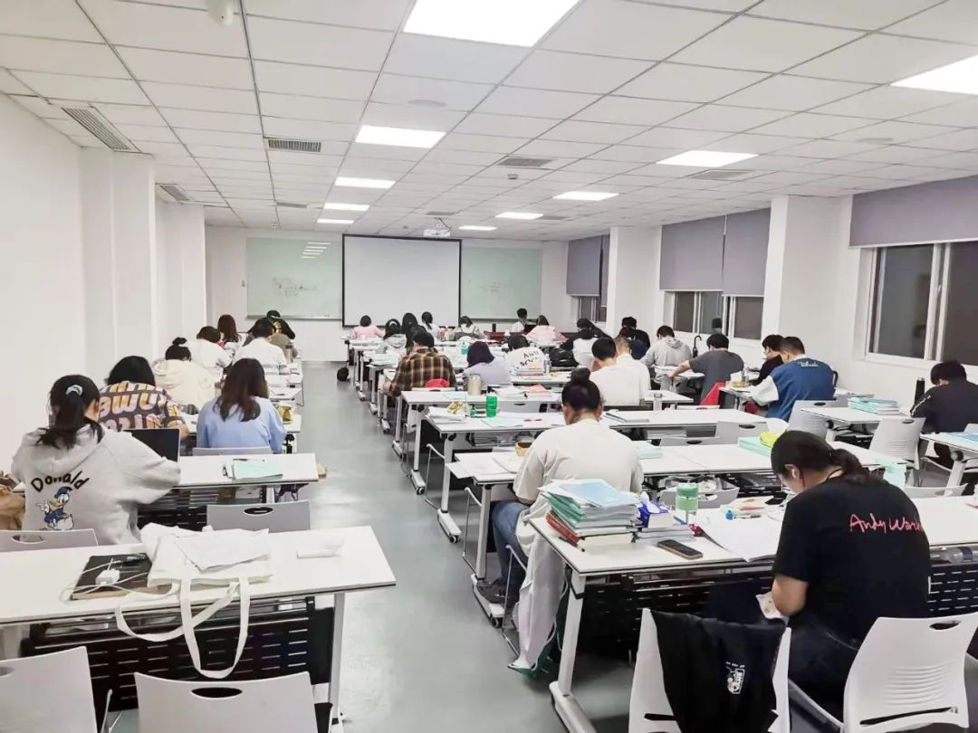 部分同學(xué)由于對考銀行缺乏足夠的認知總是不以為意，認為這是一種低檔次的職業(yè)選擇。其實銀行工作作為一種穩(wěn)定的職業(yè)選擇，具有待遇優(yōu)厚、福利保障好、職業(yè)發(fā)展前景廣闊等特點。特別是每年的銀行秋季校園招聘招聘規(guī)模大、崗位多。所以千萬不要因為自視甚高而導(dǎo)致自己失去了一個很好的就業(yè)機會。